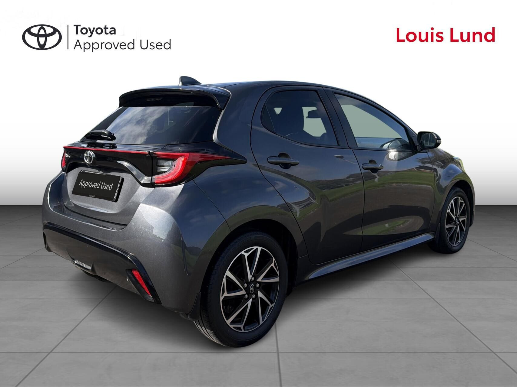 Grå Toyota Yaris fra 2021