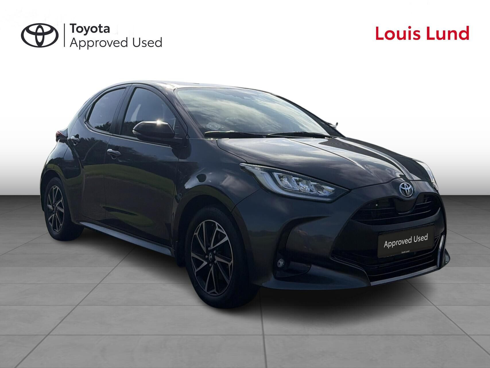 Grå Toyota Yaris fra 2021