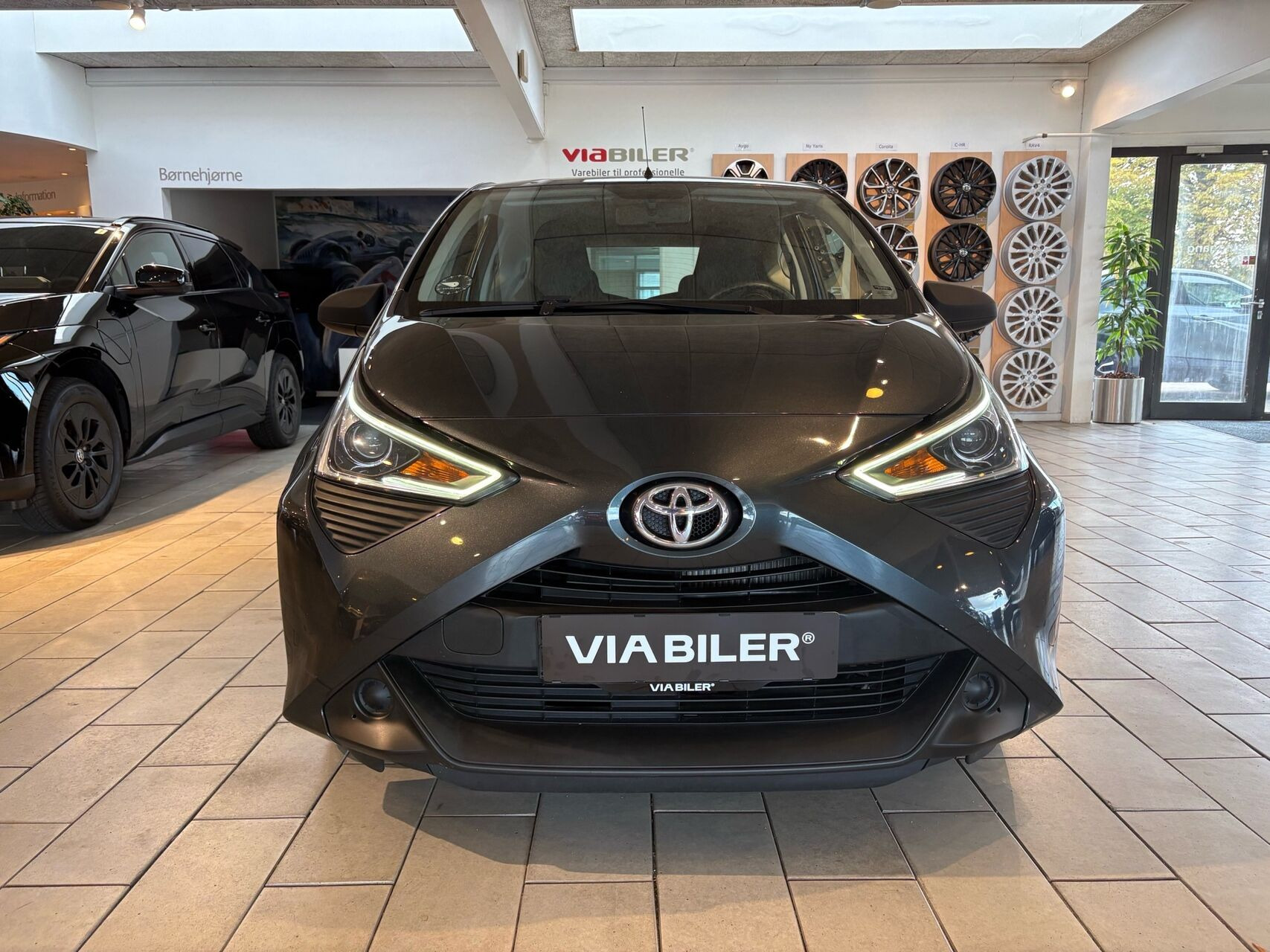 Sort Toyota Aygo fra 2019