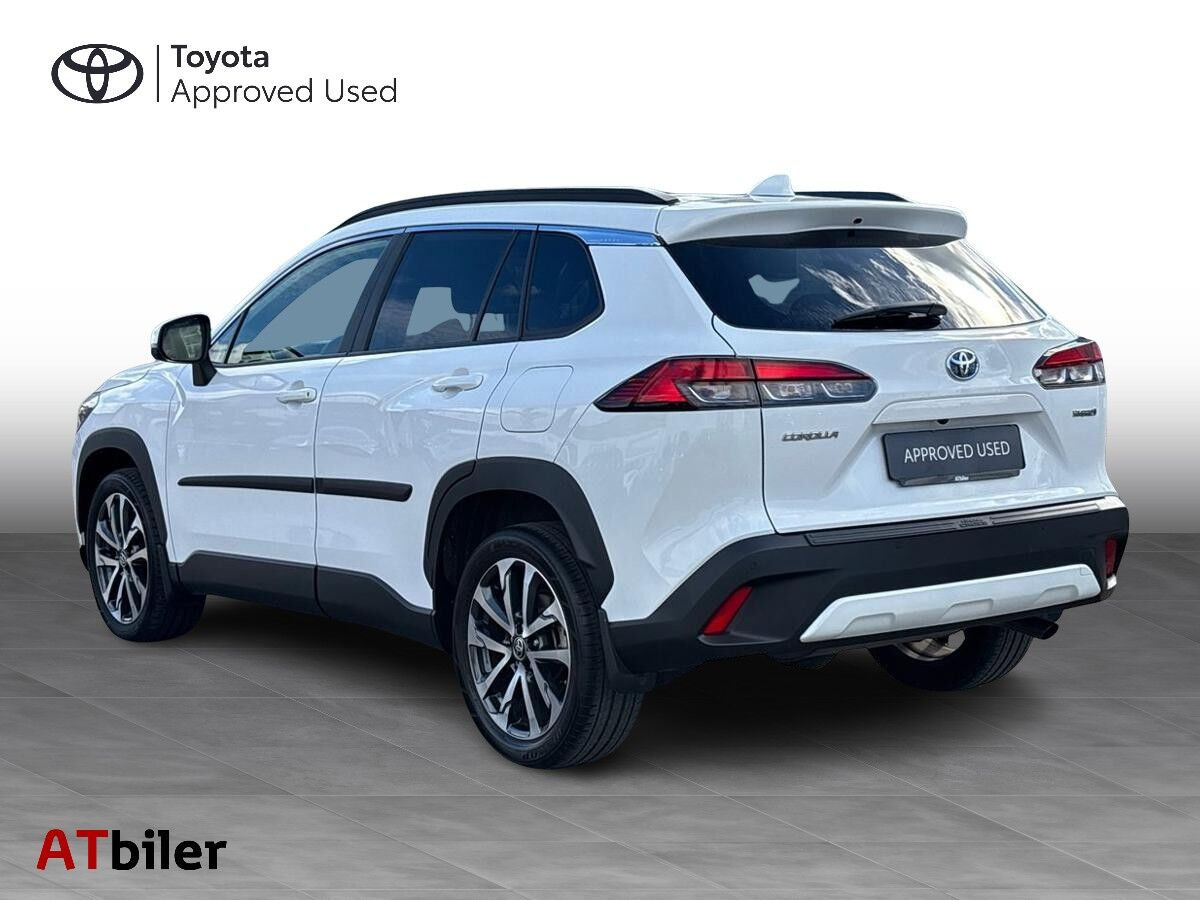 Hvid Toyota Corolla Cross fra 2023