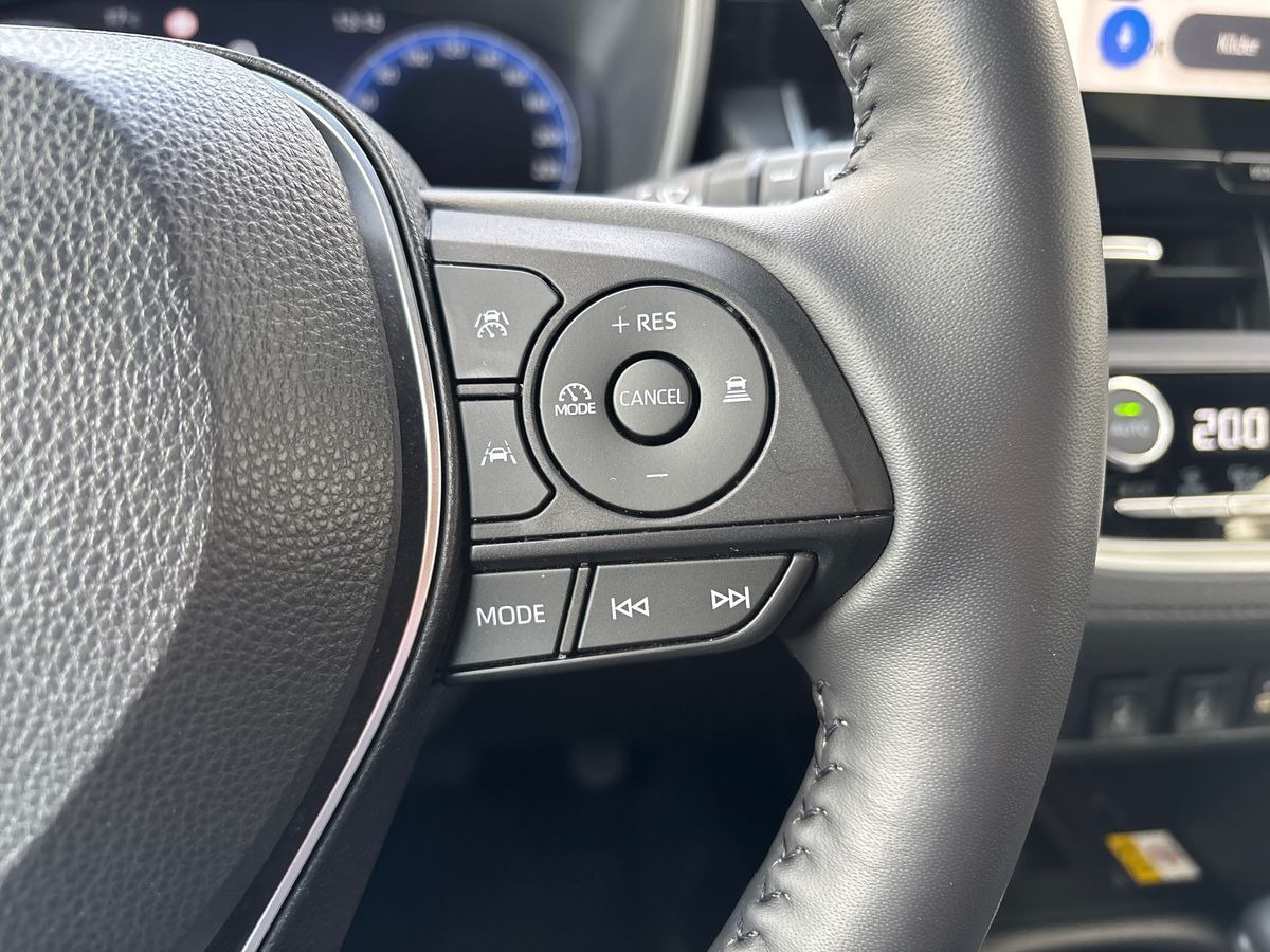 Hvid Toyota Corolla Cross fra 2023