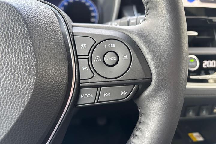 Hvid Toyota Corolla Cross fra 2023