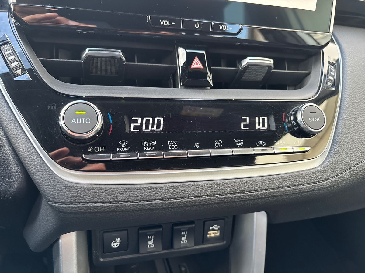 Hvid Toyota Corolla Cross fra 2023