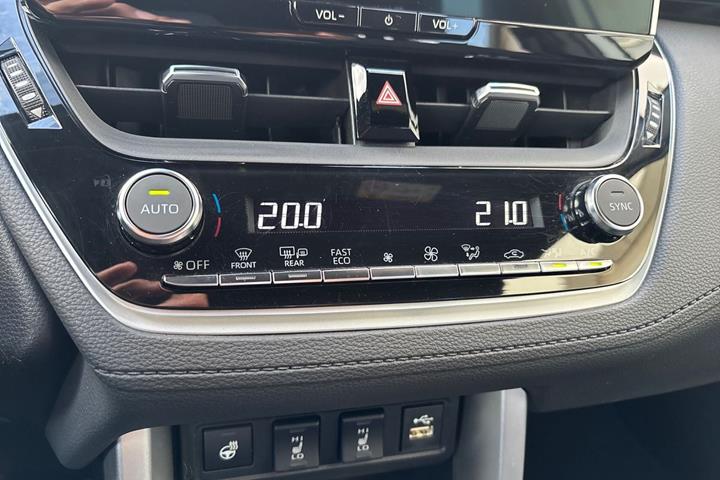 Hvid Toyota Corolla Cross fra 2023