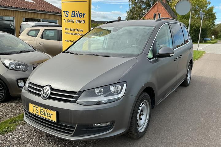 Hvid VW Sharan fra 2020 set udefra