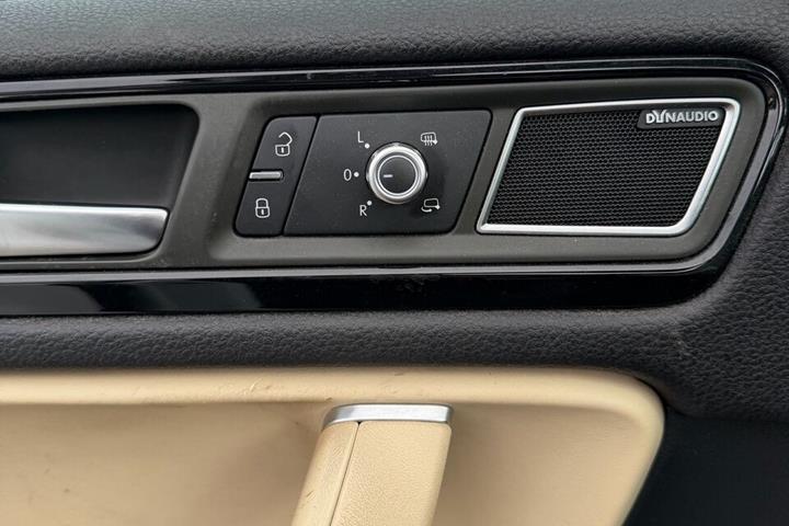 Hvid VW Touareg fra 2012