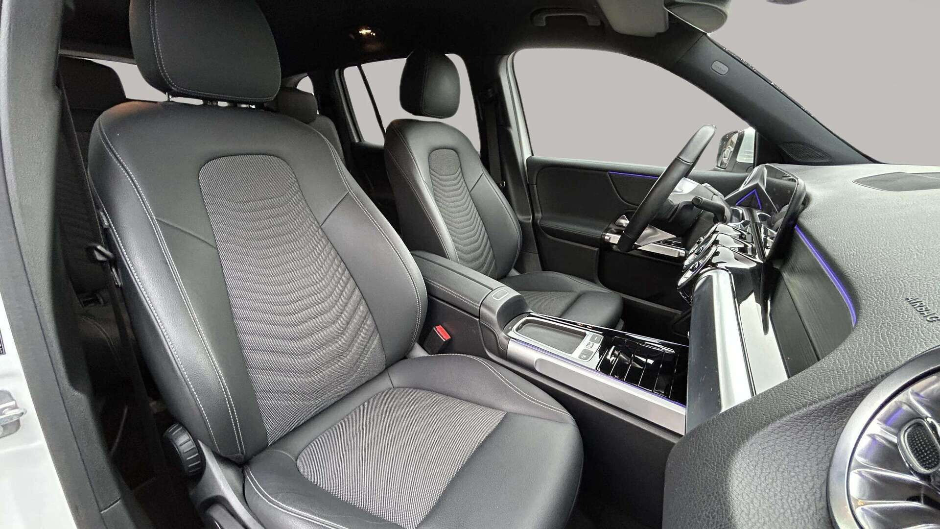 Hvid Mercedes EQB250+ fra 2024