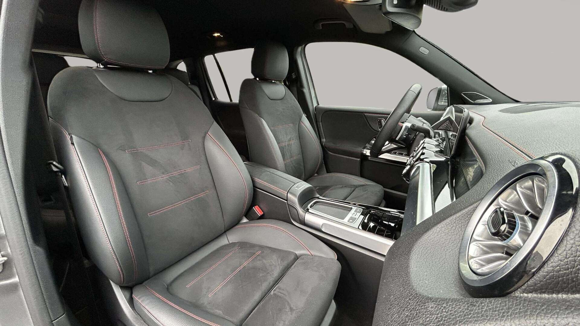Grå Mercedes EQB250+ fra 2025