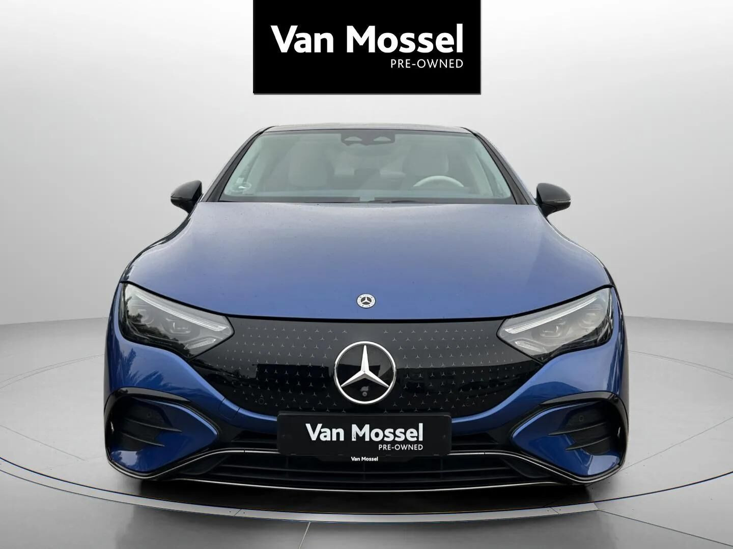 Blå Mercedes EQE350 fra 2022