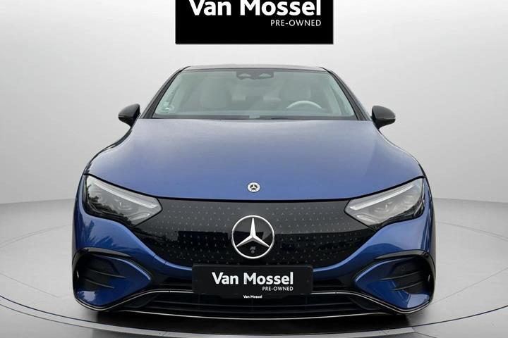 Blå Mercedes EQE350 fra 2022
