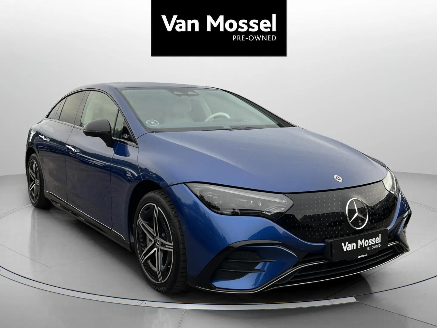 Blå Mercedes EQE350 fra 2022