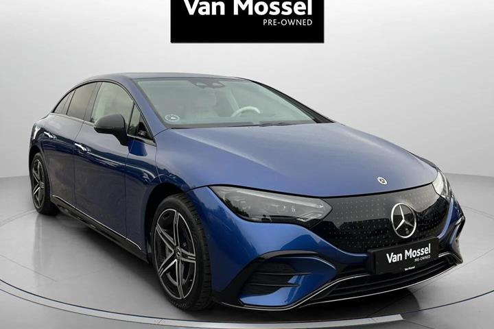 Blå Mercedes EQE350 fra 2022