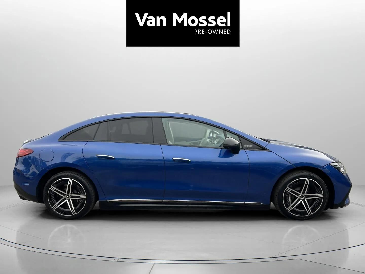Blå Mercedes EQE350 fra 2022