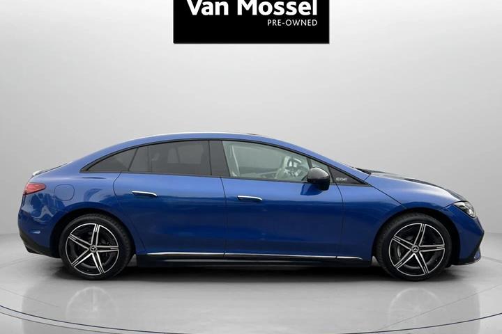 Blå Mercedes EQE350 fra 2022