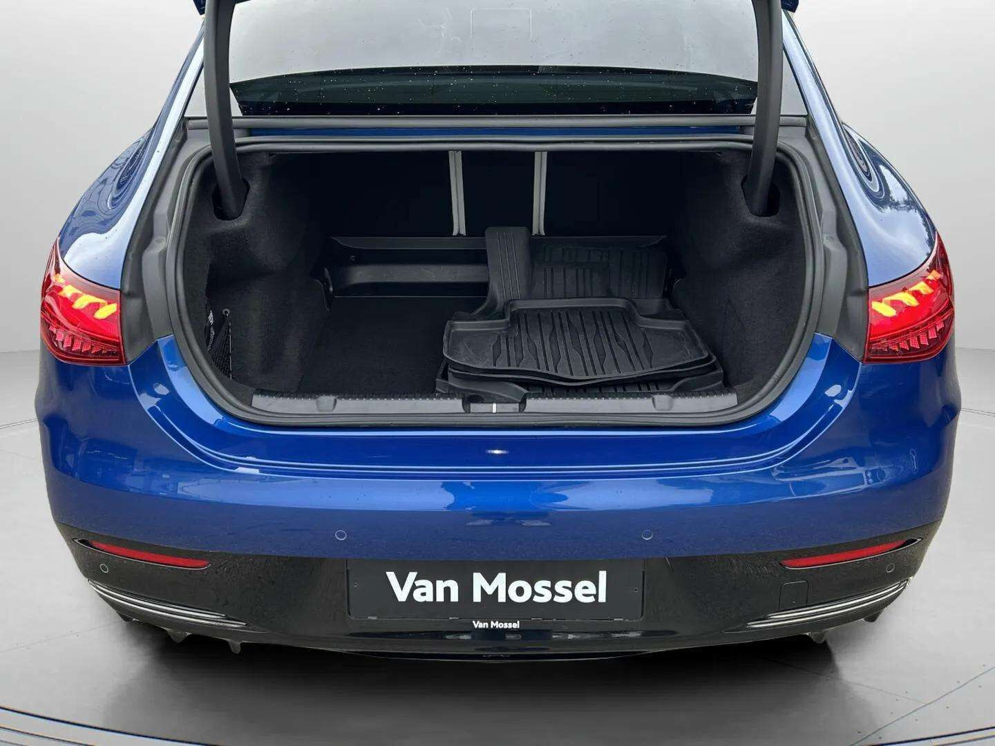 Blå Mercedes EQE350 fra 2022