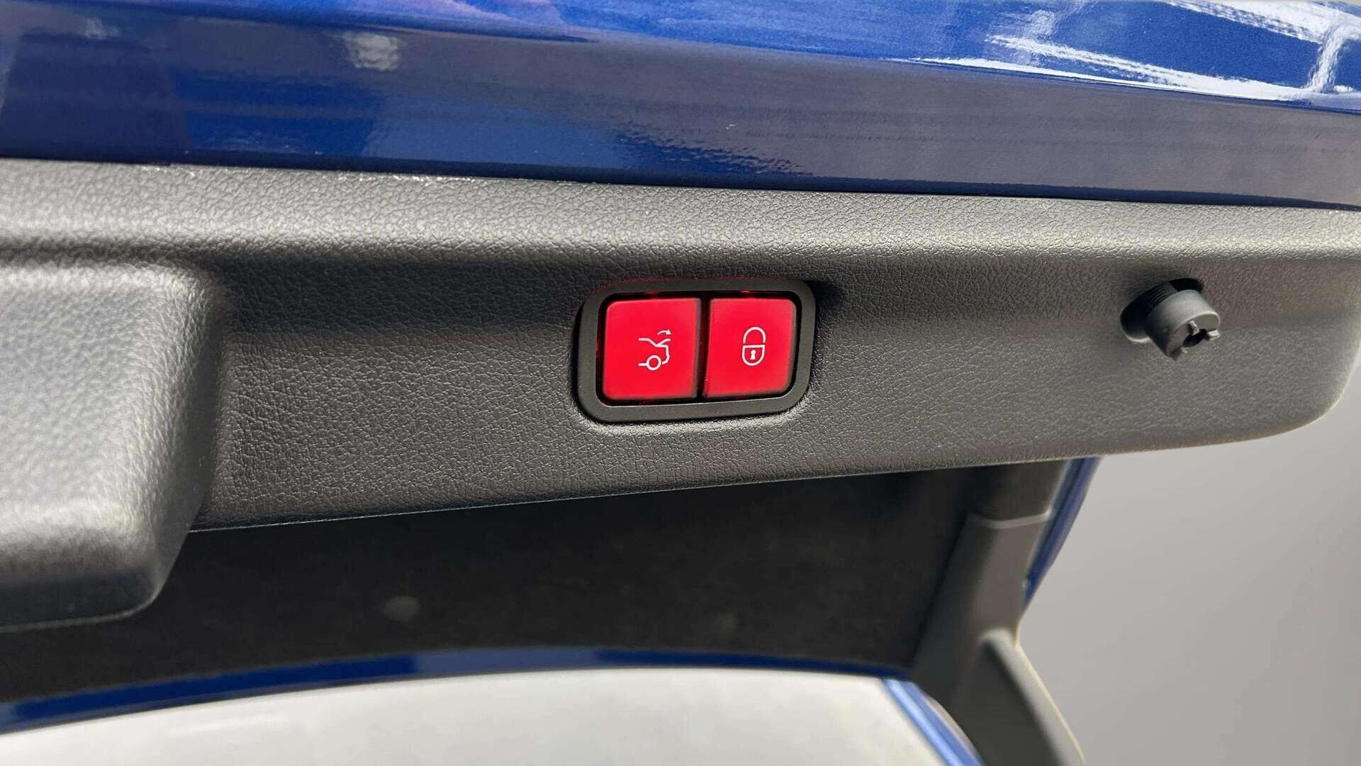 Blå Mercedes EQE350 fra 2022