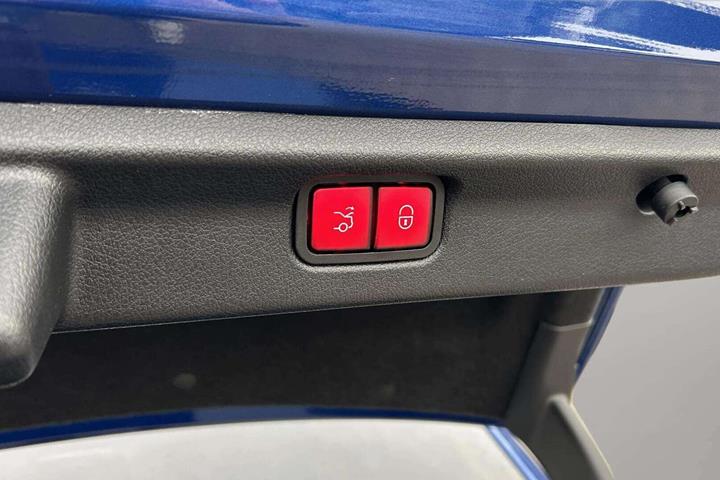 Blå Mercedes EQE350 fra 2022