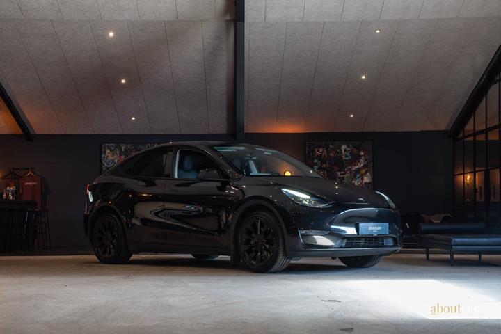 Sort Tesla Model Y fra 2022