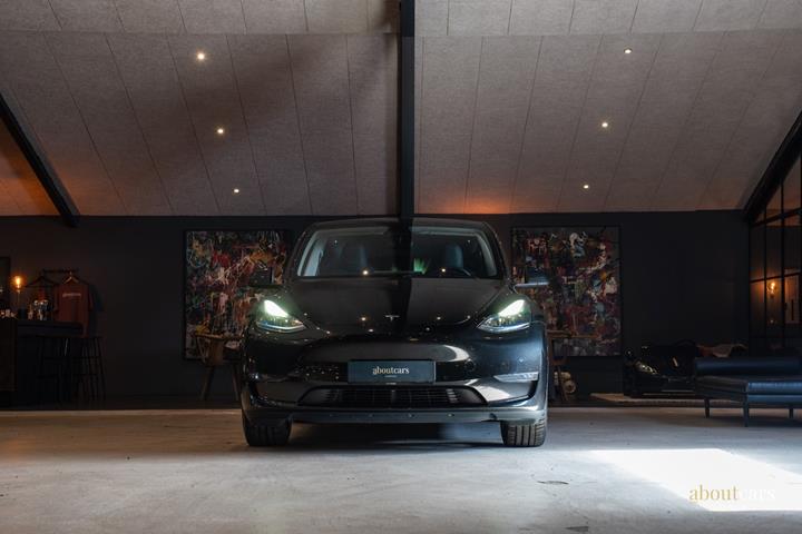 Sort Tesla Model Y fra 2022