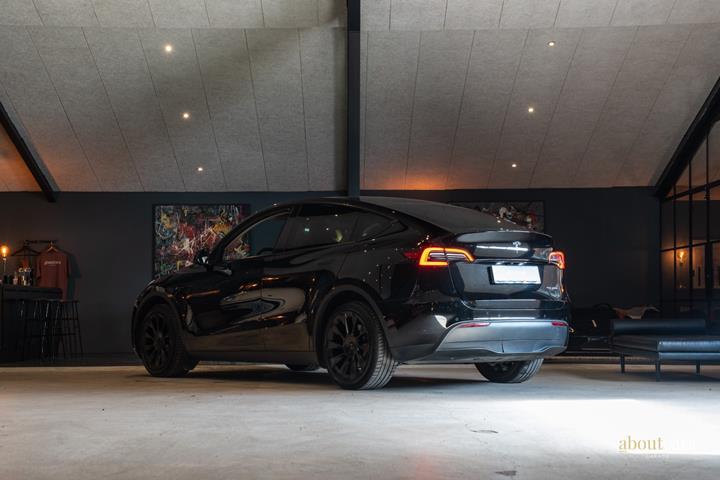 Sort Tesla Model Y fra 2022
