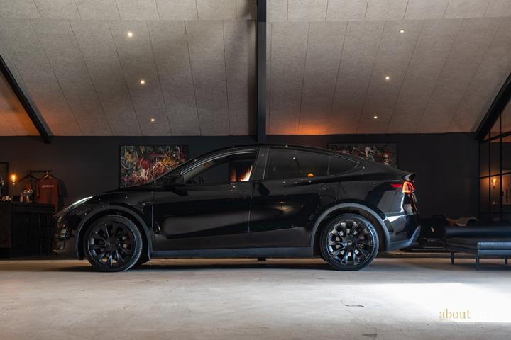 Sort Tesla Model Y fra 2022