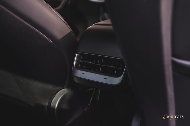 Sort Tesla Model Y fra 2022