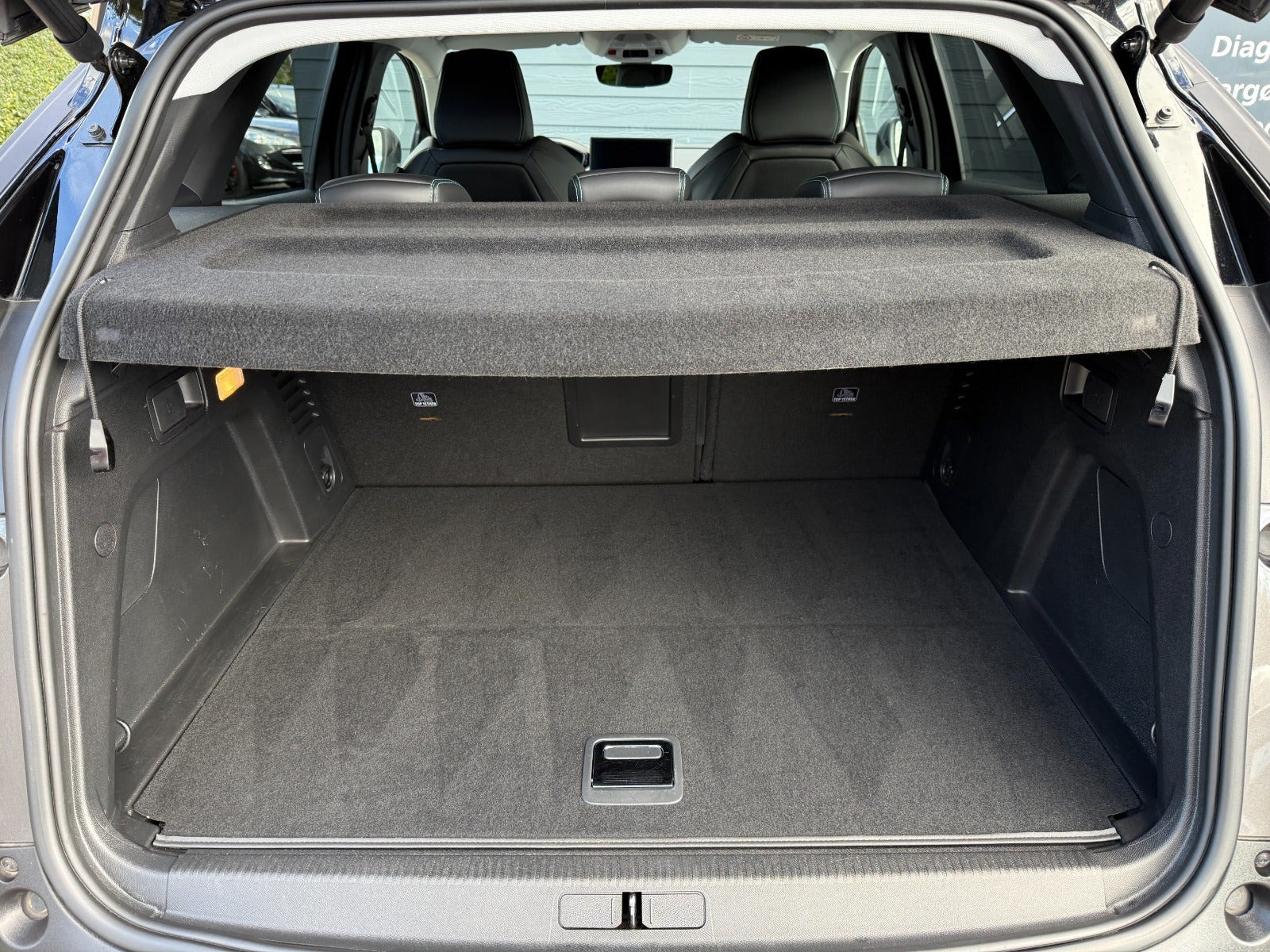 Grå Peugeot 3008 fra 2020