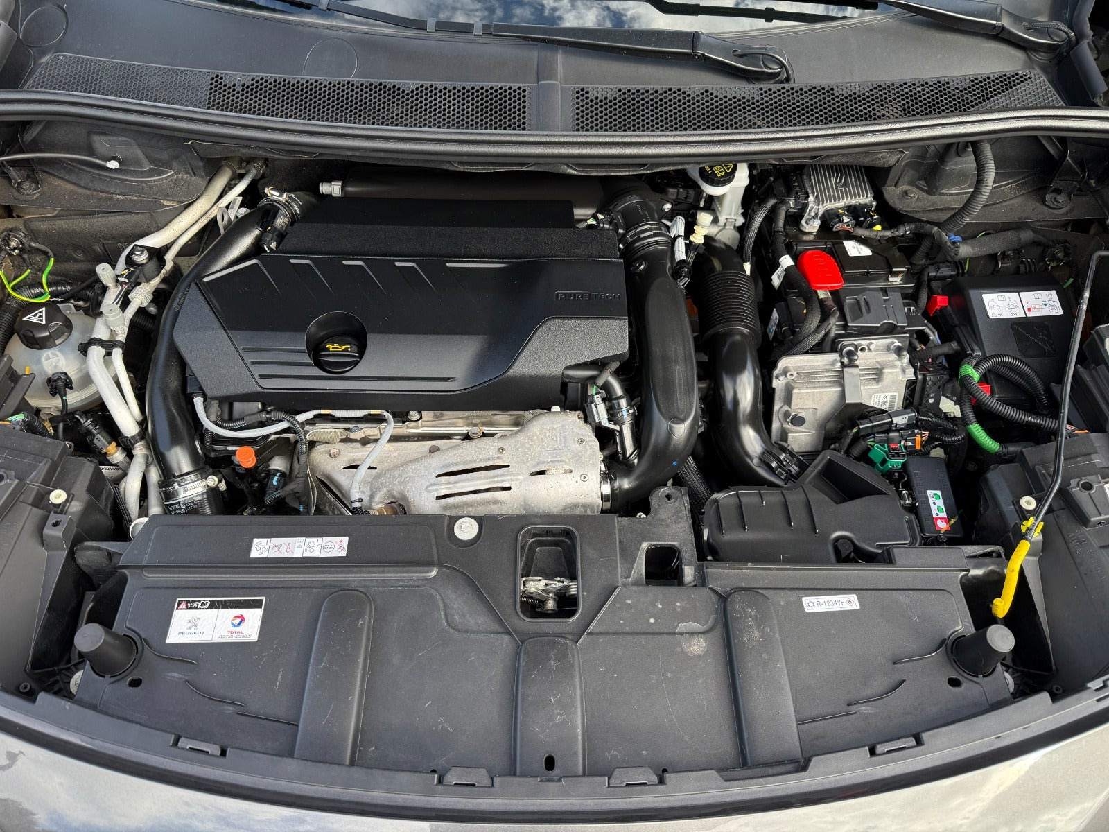 Grå Peugeot 3008 fra 2020