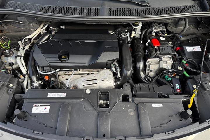 Grå Peugeot 3008 fra 2020