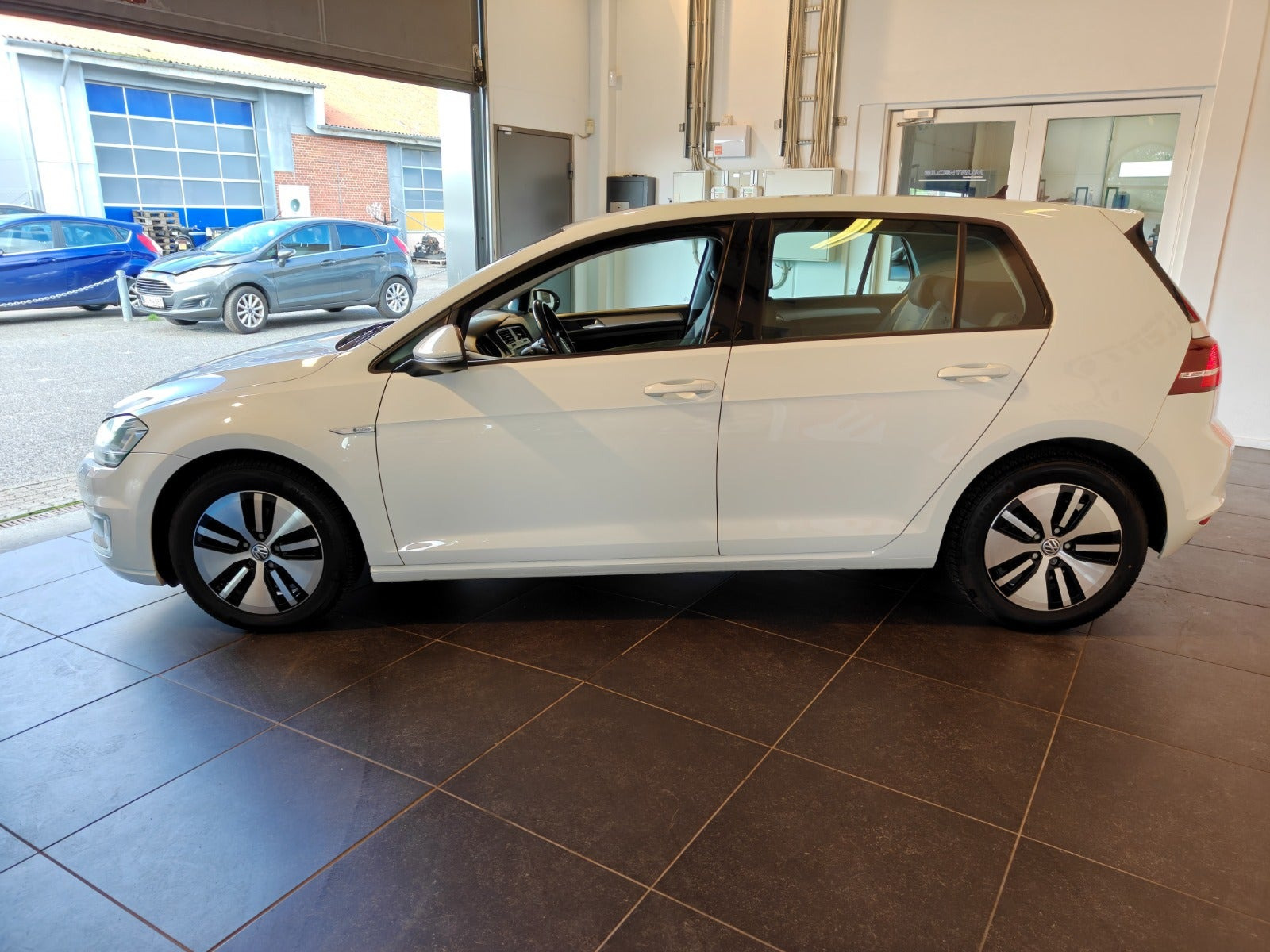 Hvid VW e-Golf VII fra 2017
