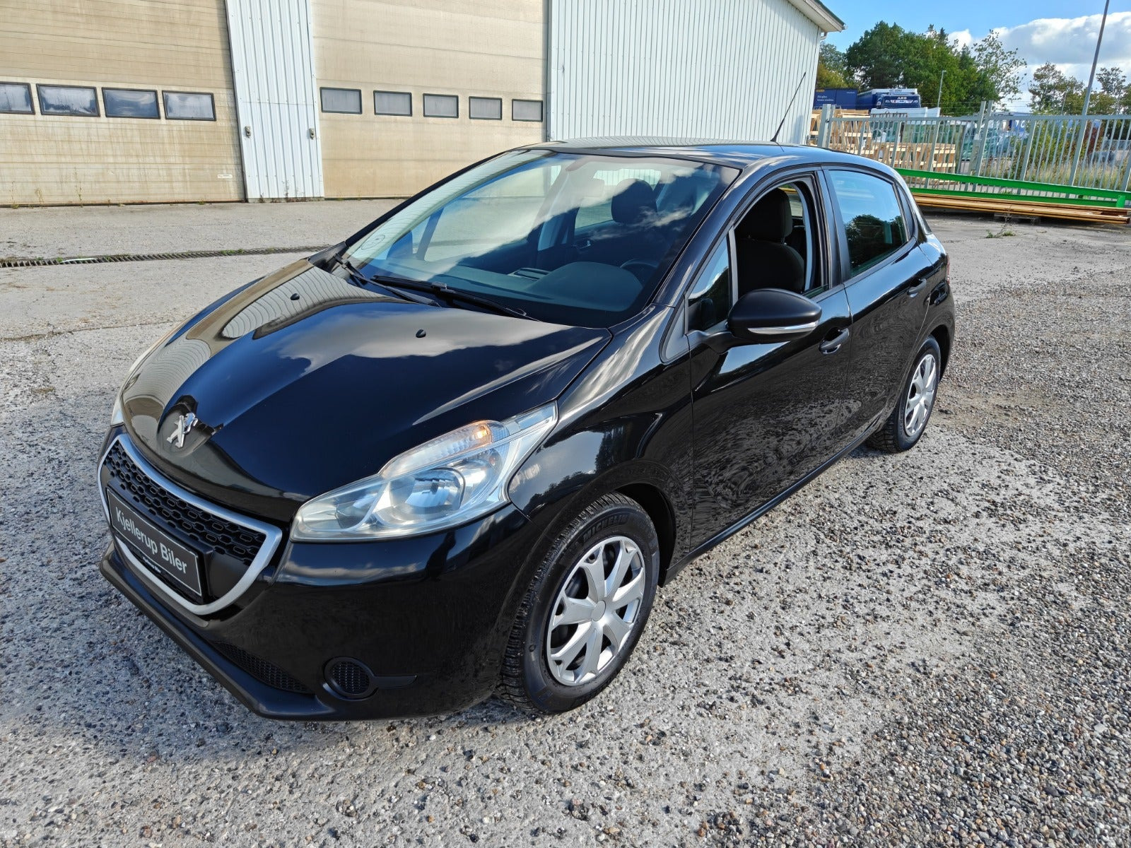 Gul Peugeot 208 fra 2012