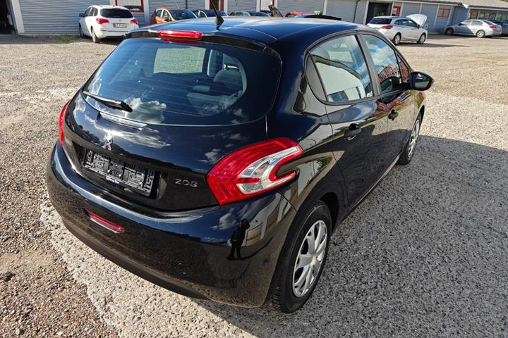 Gul Peugeot 208 fra 2012