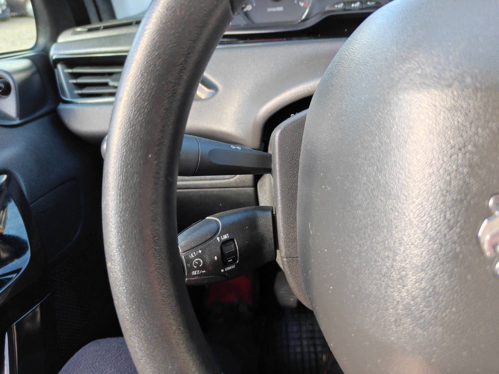 Gul Peugeot 208 fra 2012