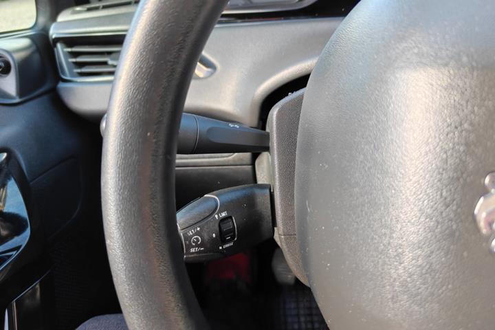 Gul Peugeot 208 fra 2012