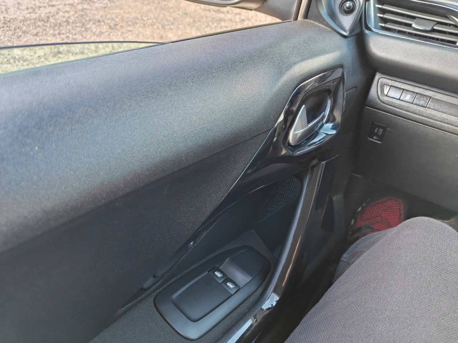 Gul Peugeot 208 fra 2012