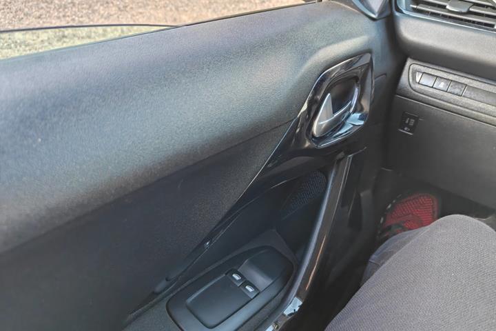 Gul Peugeot 208 fra 2012
