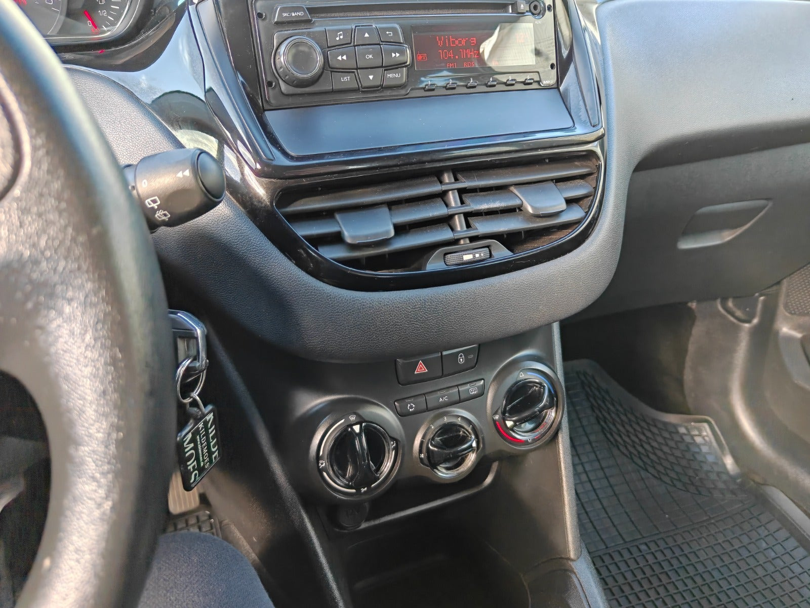Gul Peugeot 208 fra 2012