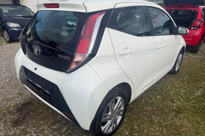 Hvid Toyota Aygo fra 2014