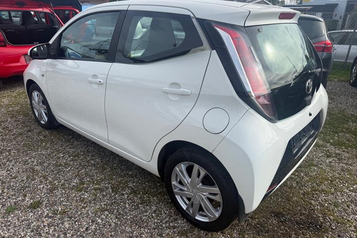 Hvid Toyota Aygo fra 2014