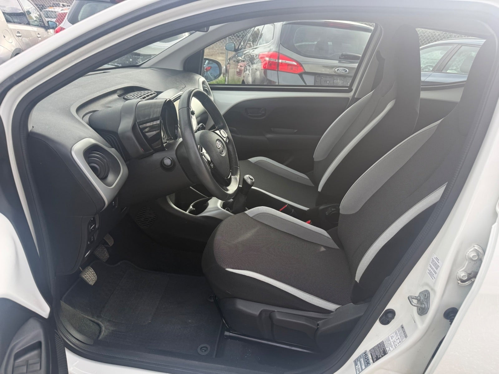 Hvid Toyota Aygo fra 2014