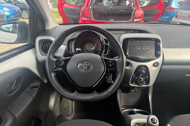 Hvid Toyota Aygo fra 2014