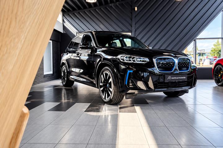 Sort BMW iX3 fra 2023