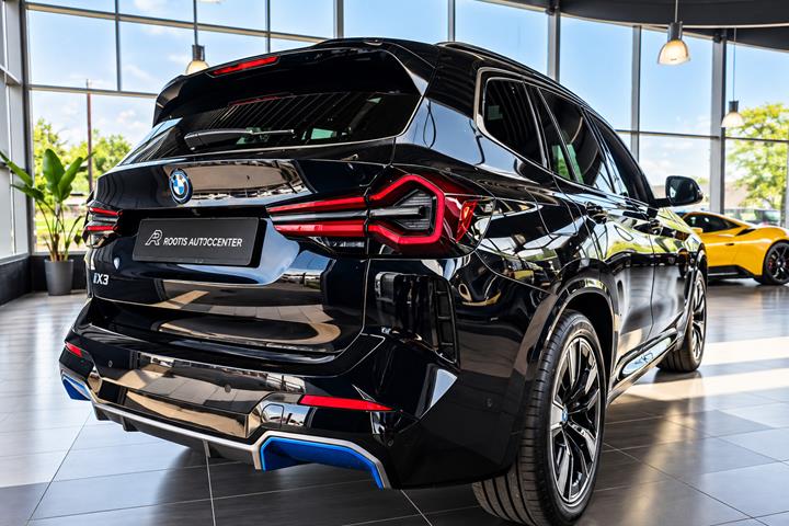 Sort BMW iX3 fra 2023