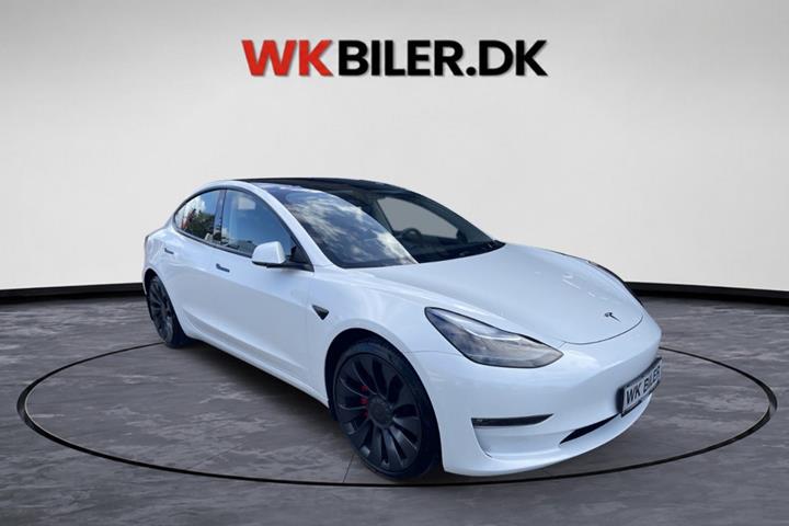 Hvid Tesla Model 3 fra 2023 set udefra