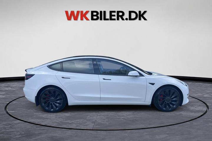 Hvid Tesla Model 3 fra 2023