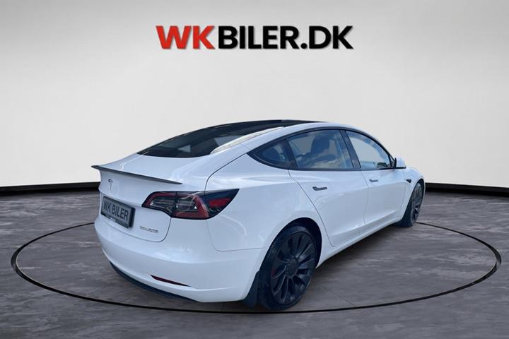 Hvid Tesla Model 3 fra 2023