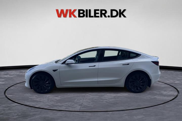 Hvid Tesla Model 3 fra 2023