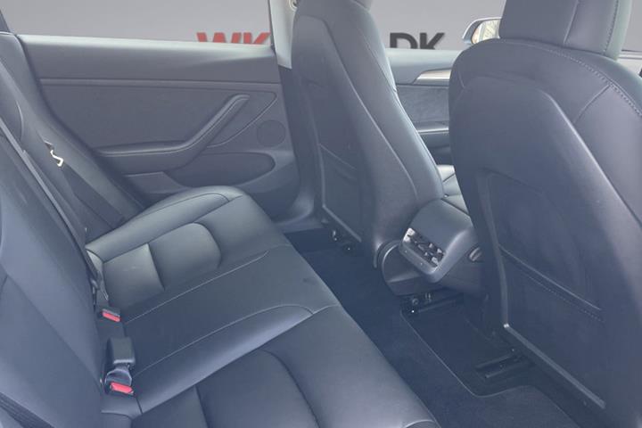 Hvid Tesla Model 3 fra 2023
