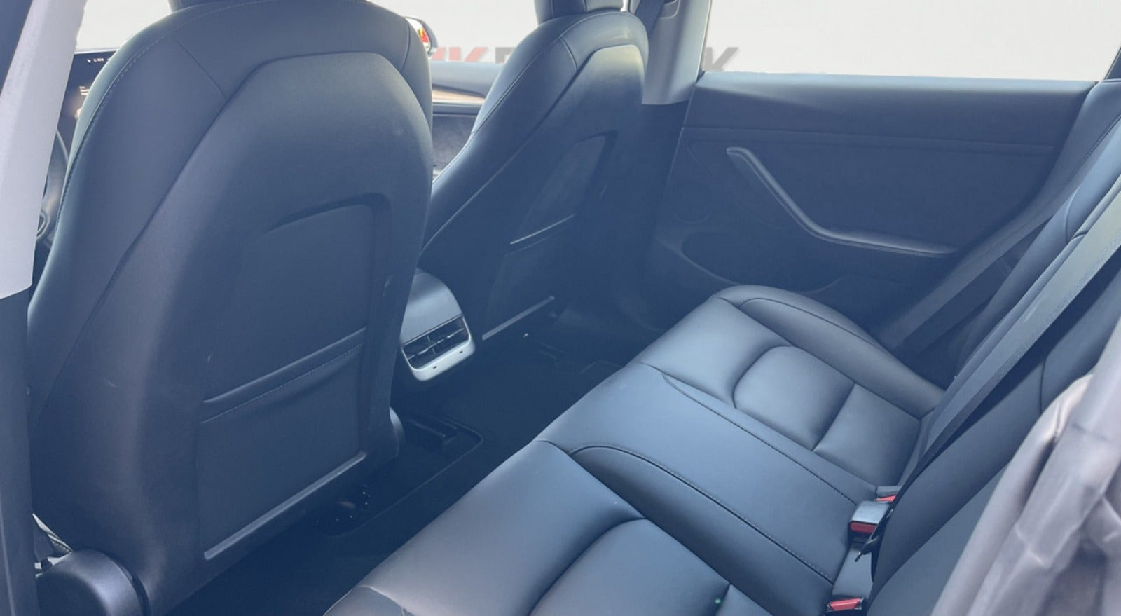 Hvid Tesla Model 3 fra 2023