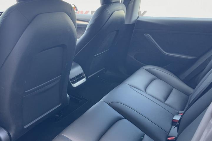 Hvid Tesla Model 3 fra 2023